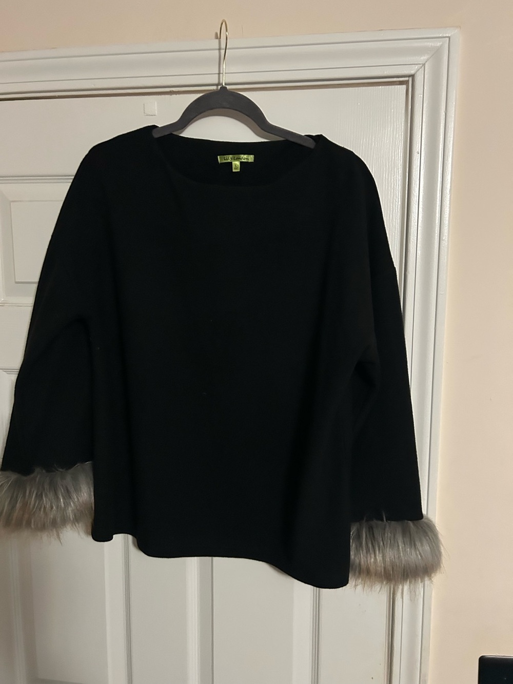 Ladies top with fur around the wrist